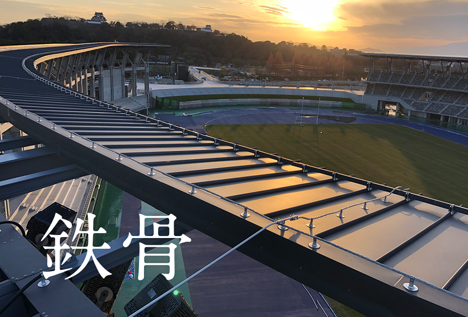 はしご車で橋の下側を点検